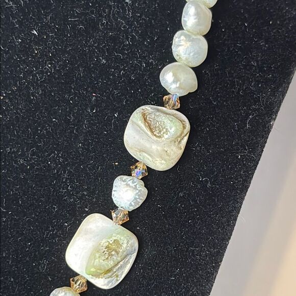 Vintage Classic Pearl and Shell Beaded Single Strand Necklace 19” - Picture 3 of 6